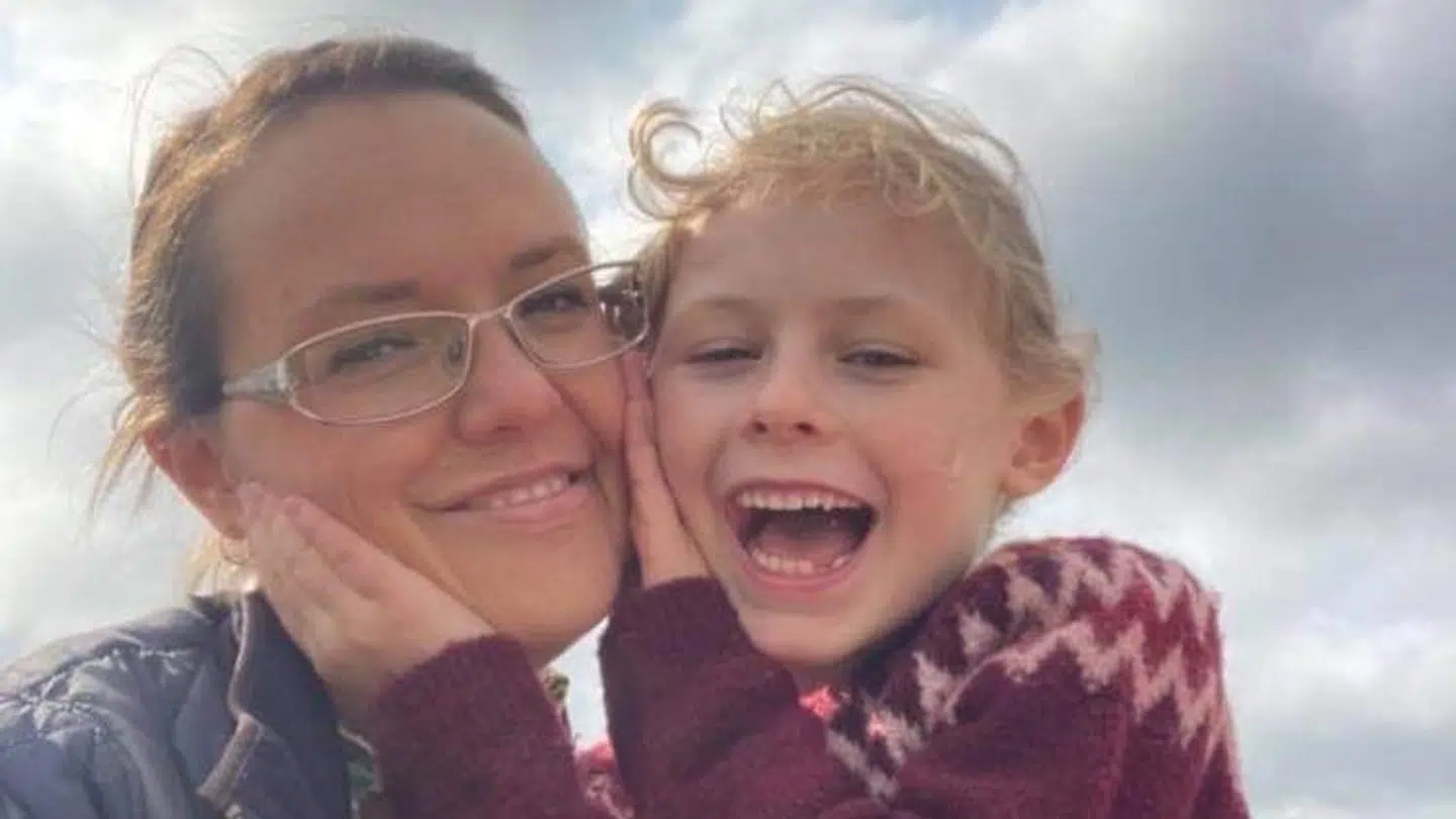 Emma og Emmas mor håber på, at de personer, der er kommet til at tage armbåndene, får dårlig samvittighed.