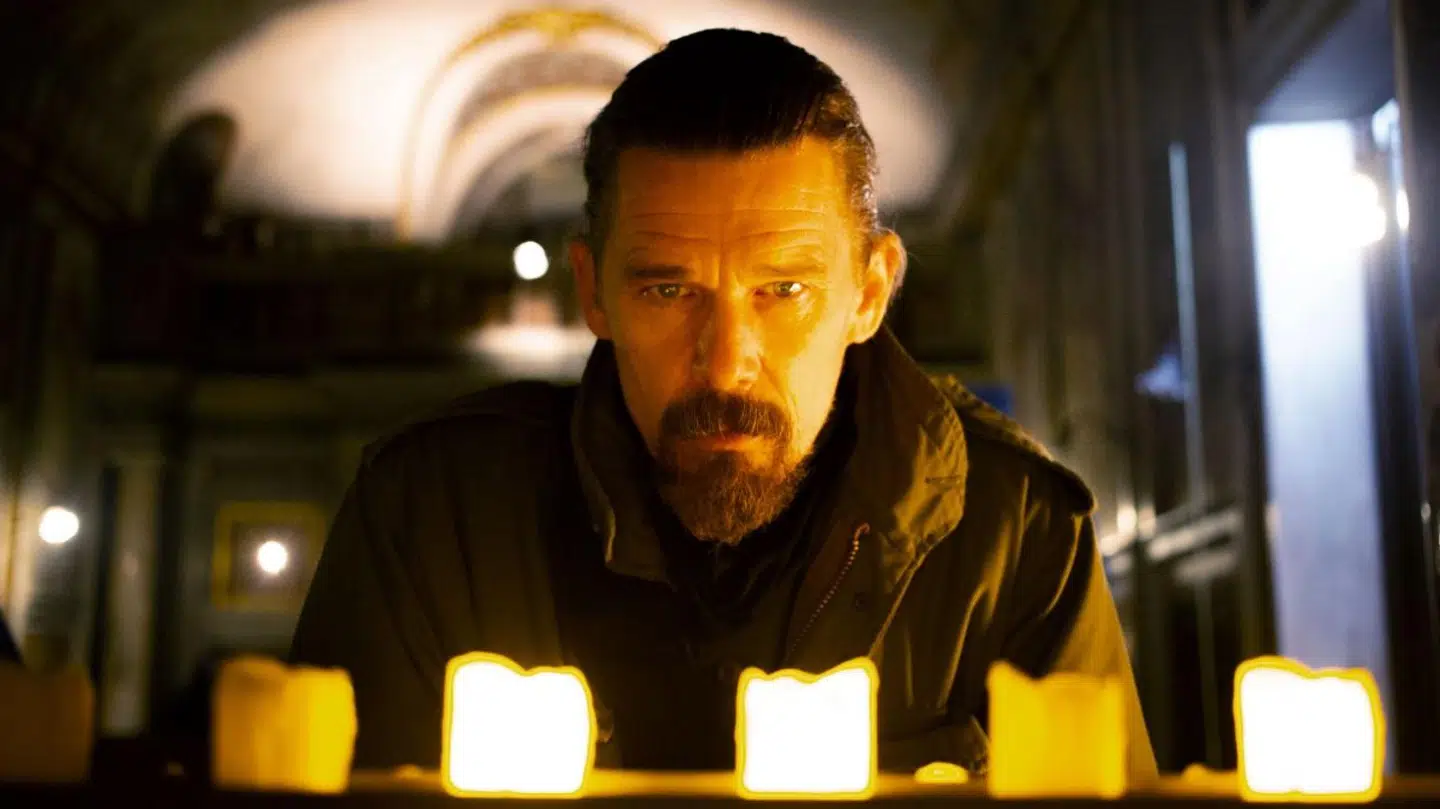 Den amerikansk-italienske thriller 'Zeros and Ones' er en lowbudget-film, som man i hvert fald ikke kan komme uden om, hvis man har et blødt punkt for Ethan Hawk. Det fortæller filmanmelder Thomas Brunstrøm.