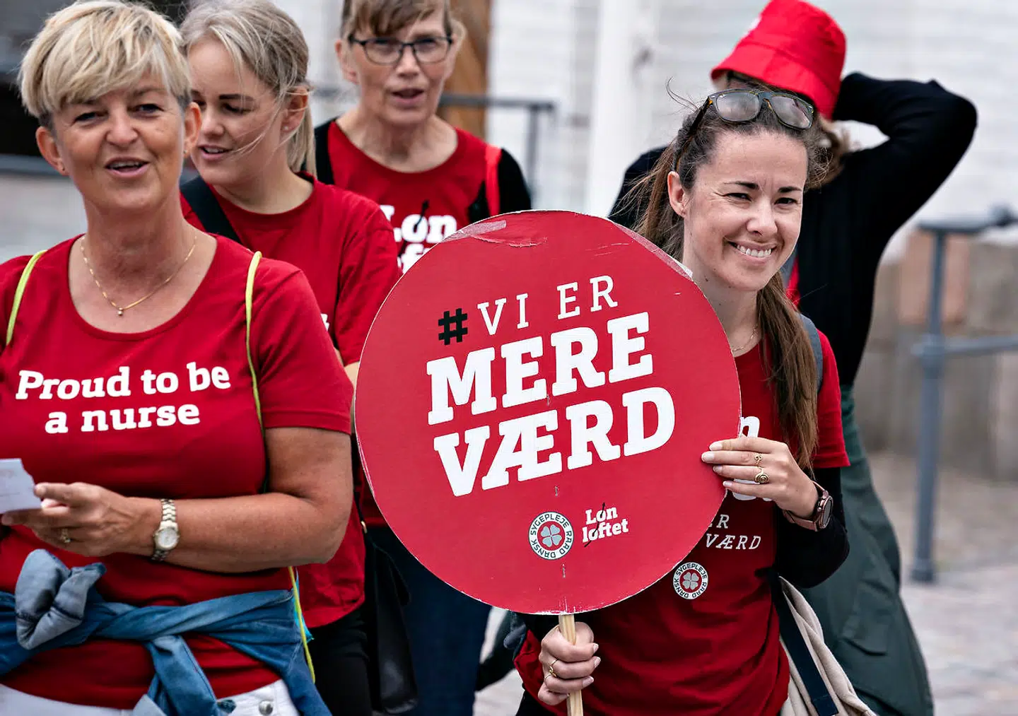 Sygeplejersker i strejke demonstrerer i Aalborgs midtby, fredag den 30. juli 2021. Strejken for mere i løn begyndte 19. juni og optrappes i august. Der var fredag 118 patienter i overbelægning ifl. fællestillidsmanden på Aalborg Universitetshospital, det svarer til 6 ekstra afdelinger.. (Foto: Henning Bagger/Ritzau Scanpix)