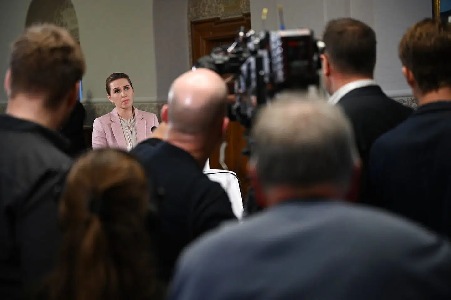 Mette Frederiksen skulle tirsdag svare på et væld af spørgsmål om hendes rolle i minksagen i både spørgetimen og foran pressen efterfølgende.