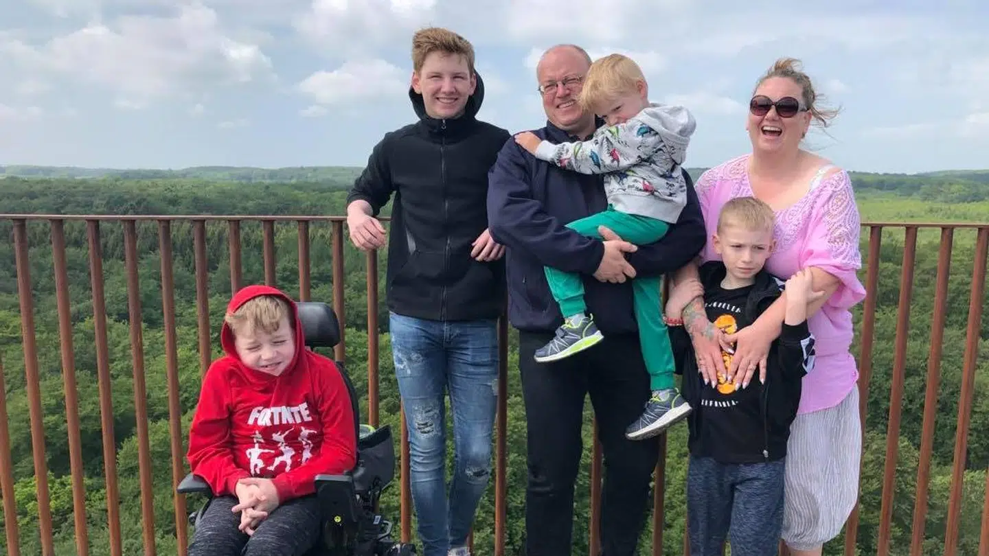 Billedet her dokumenterer et af de skattede øjeblikke, hvor hele familien Riber er samlet. Her i Skovtårnet på Sydsjælland.