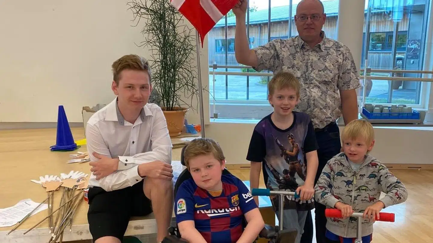 Familien Riber er her samlet på Musholm Ferie- og Sportscenter i Korsør i regi af Muskelsvindsfonden.