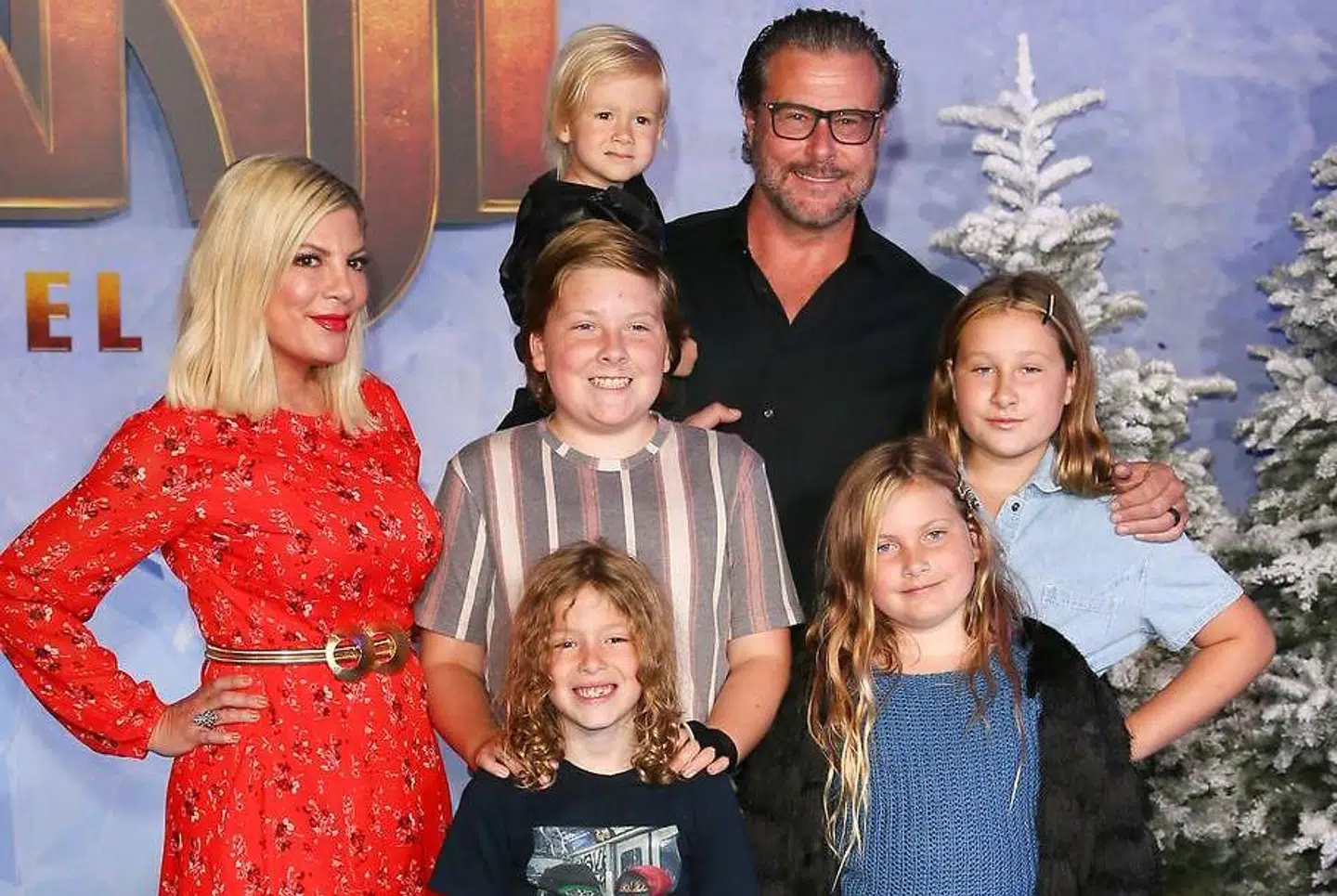 Tori Spelling og Dean McDermott med deres fem børn i december 2019.