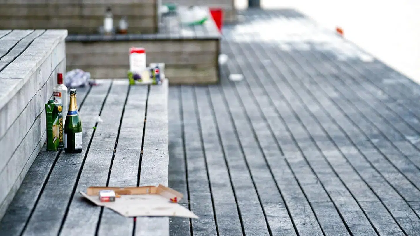 Skrald ligger spredt på Islands Brygge tidligt fredag morgen den 7. august 2020.