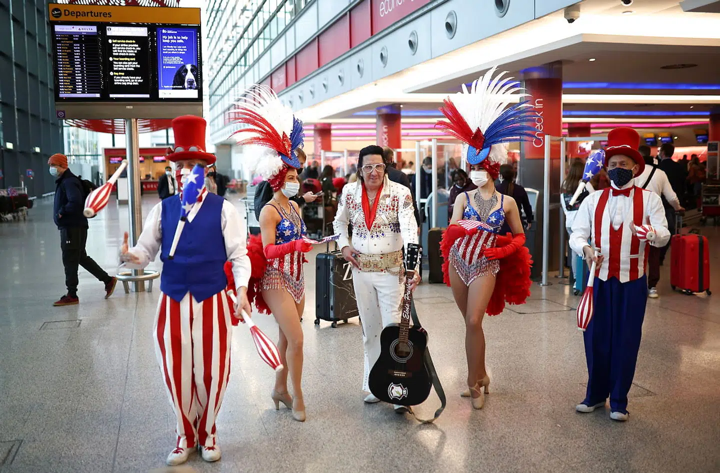 Elvis er åbenbart også på vej over Atlanten. Billeder fra Heathrow mandag morgen.