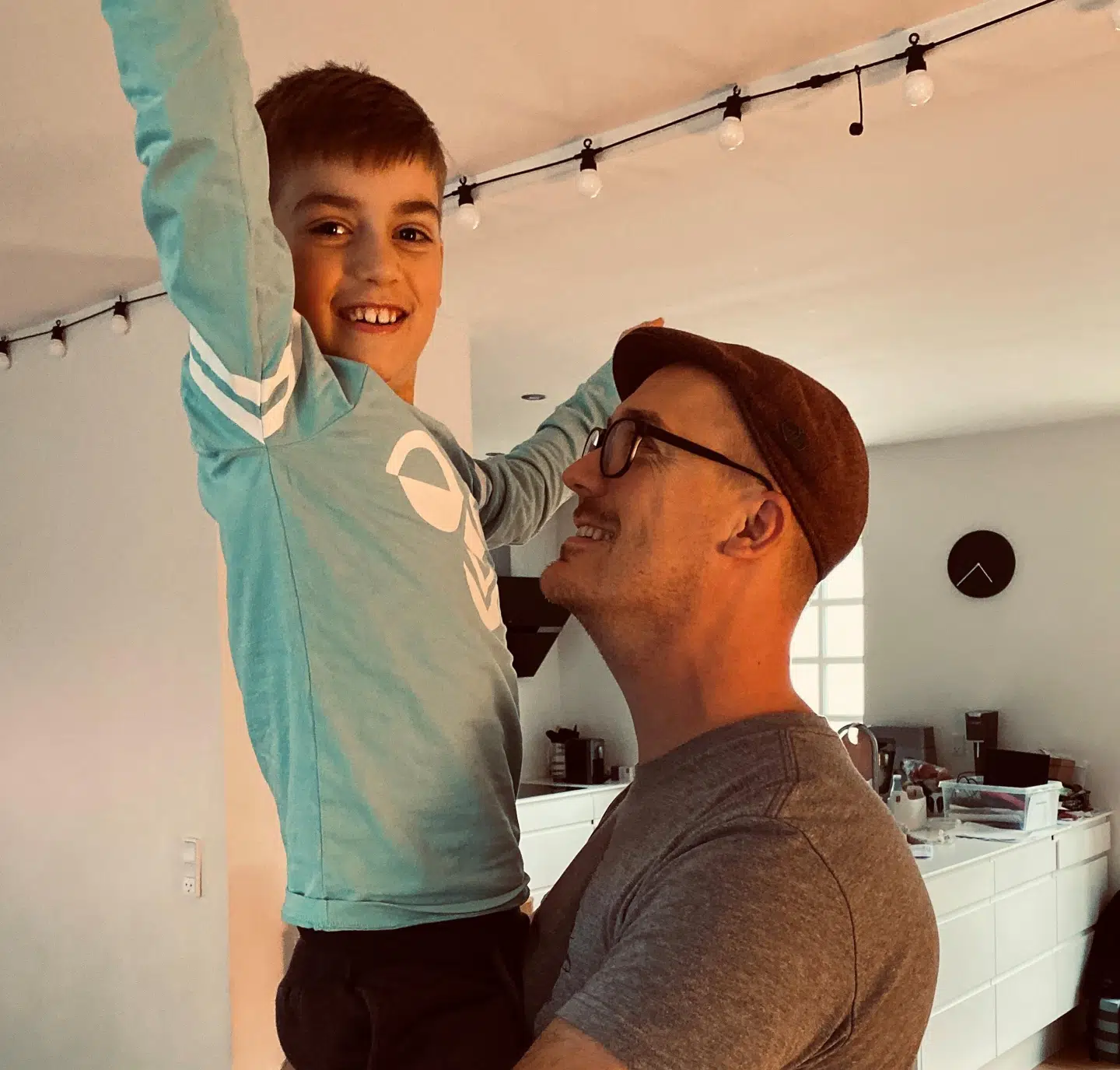 »Jeg kan ikke tale på vegne af alle forældre til børn med behov, men den følelse, når der sker en udvikling, man ikke havde regnet med, kan ikke rigtig måle sig med noget andet, så jeg fangede ofte mig sidde og synge Hr. Skæg sange i ren glæde over, at Marius var begyndt at knække "snakke-koden,« fortæller han.