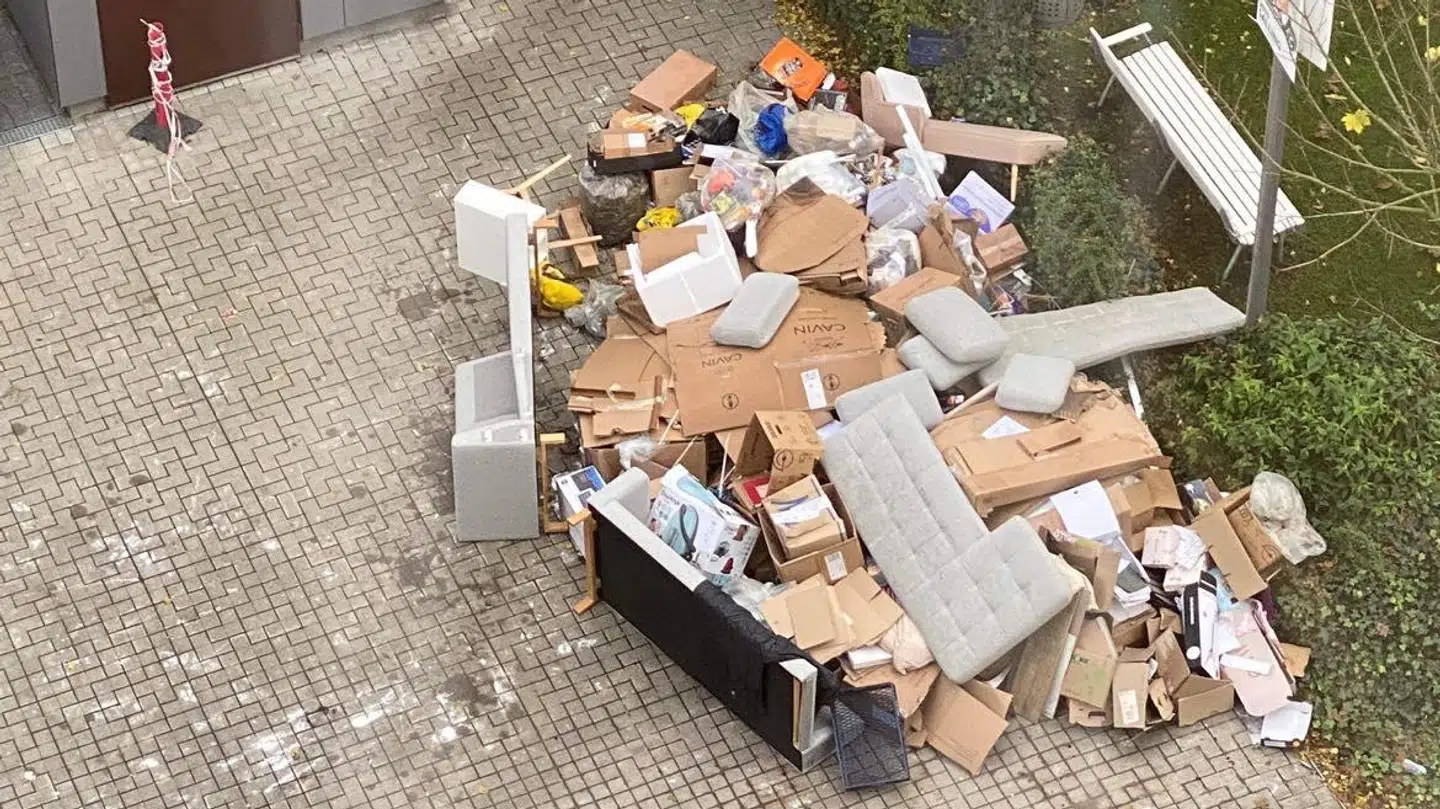 I denne uge har der ikke været nogen container til at tage en del af skralden, som bare har hobet sig op.