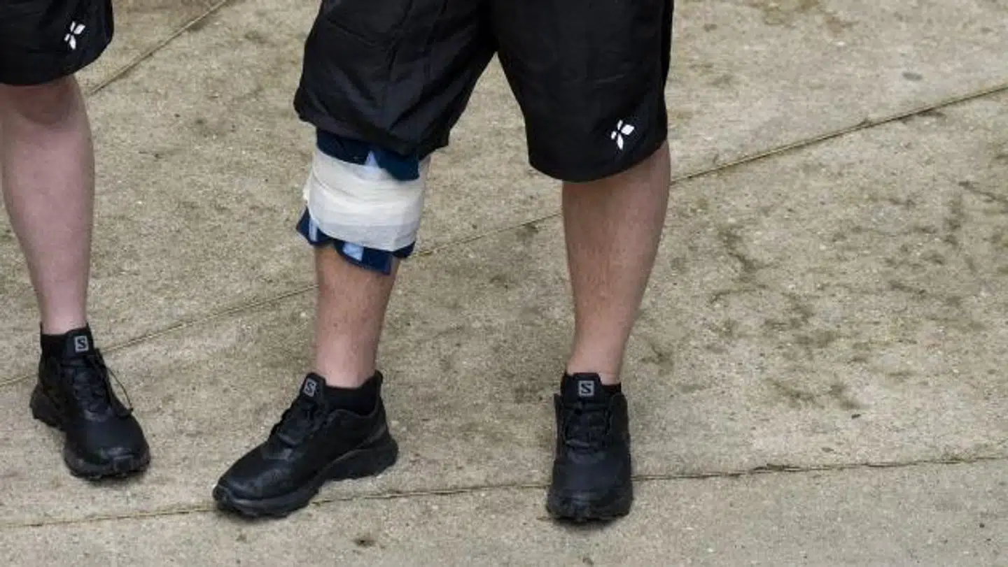 Johnny Hansen fik forbinding om knæet og måtte sidde over resten af programmet.