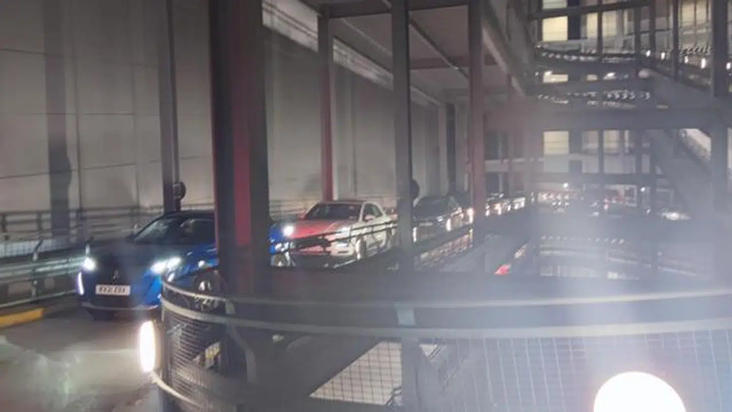 Et værre kaos udspillede sig forleden aften, da en Tesla løb tør for strøm i et parkeringshus.