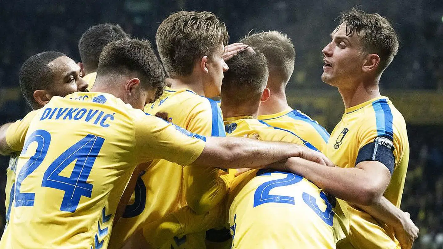 Morten Frendrup bliver tiljublet for sin scoring mod OB.