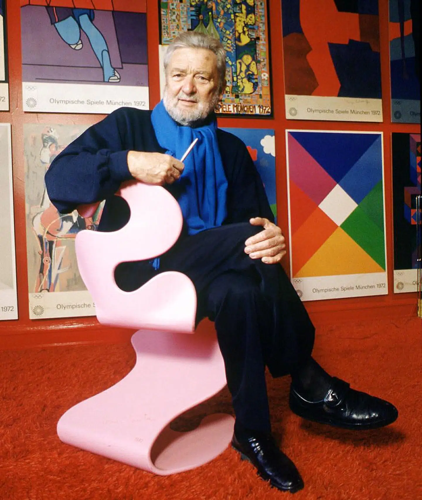 Arkitekten Verner Panton var far til barnet Simon, som han fik med Tove Kemp. I podcastserien møder Sofie Tholl Verner Pantons datter, Carin Panton von Halem, som blev født mere end et årti efter dobbeltdrabet. 1998.