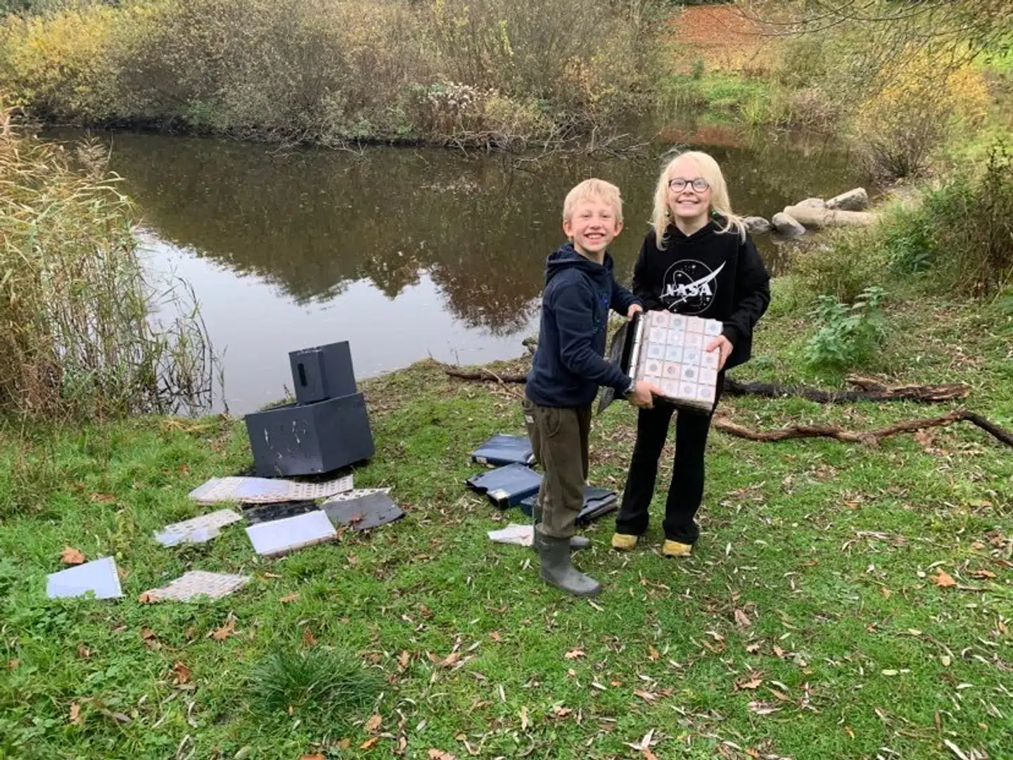 Kalle Kjær Hansen og Alma Noe Westberg var stolte af deres fund, og Bjørn Hansen kunne fortælle, at veninden flere gange understregede, at det var hende, der spottede pengeskabet først. Her ses børnene med deres fund i Roesskovsparken.