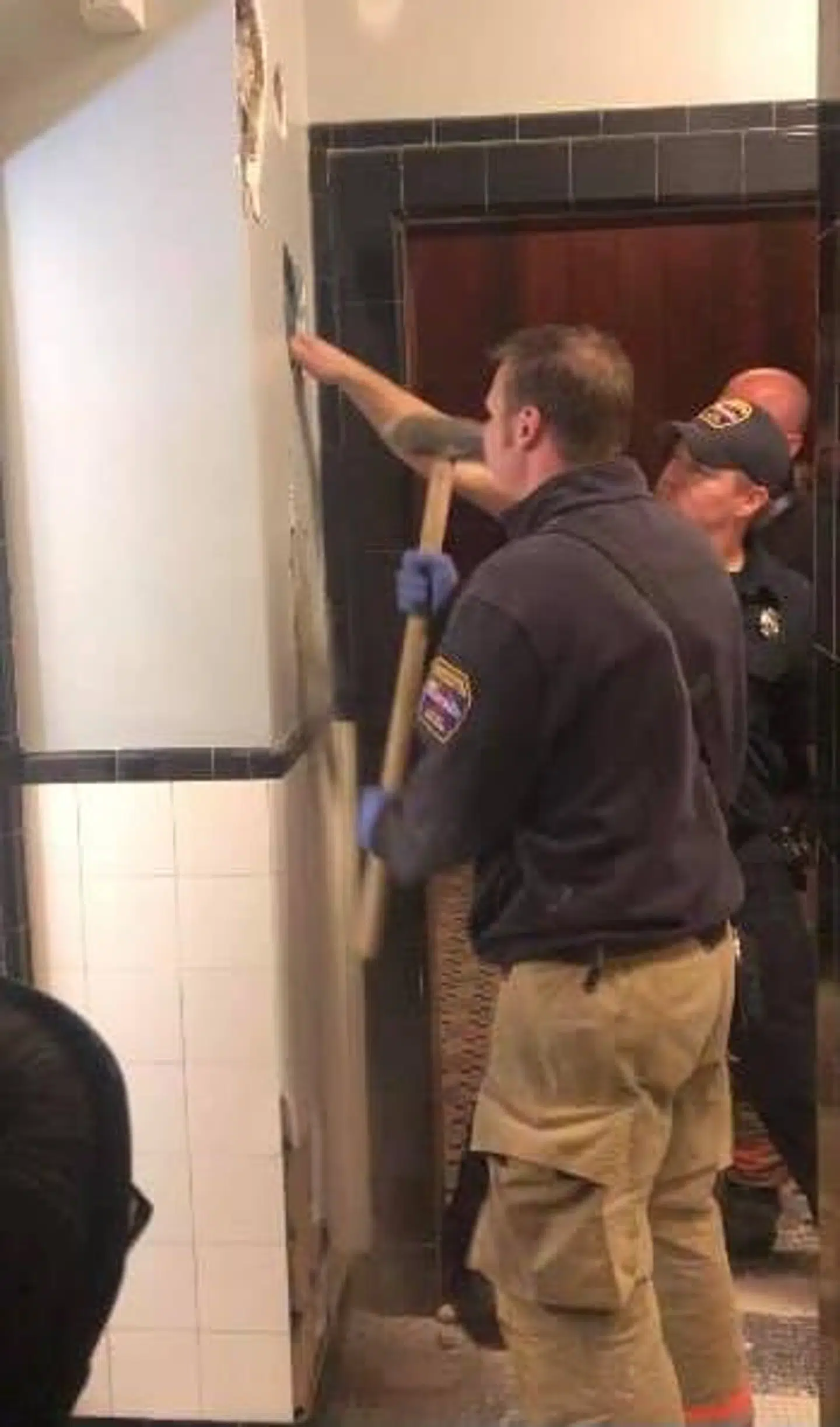 De amerikanske brandfolk redder manden, der har befundet sig inde i væggen i to til tre dage