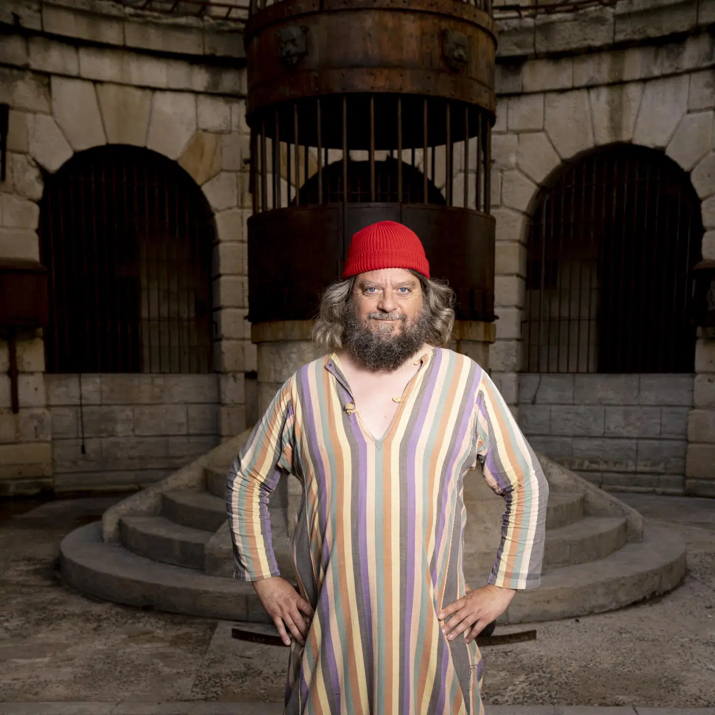 Anders Lund Madsen er vismand i 'Fangerne på fortet'. Bag ham ses Fort Boyards tigerbure, som der i år ikke lukkes tigere ind i.