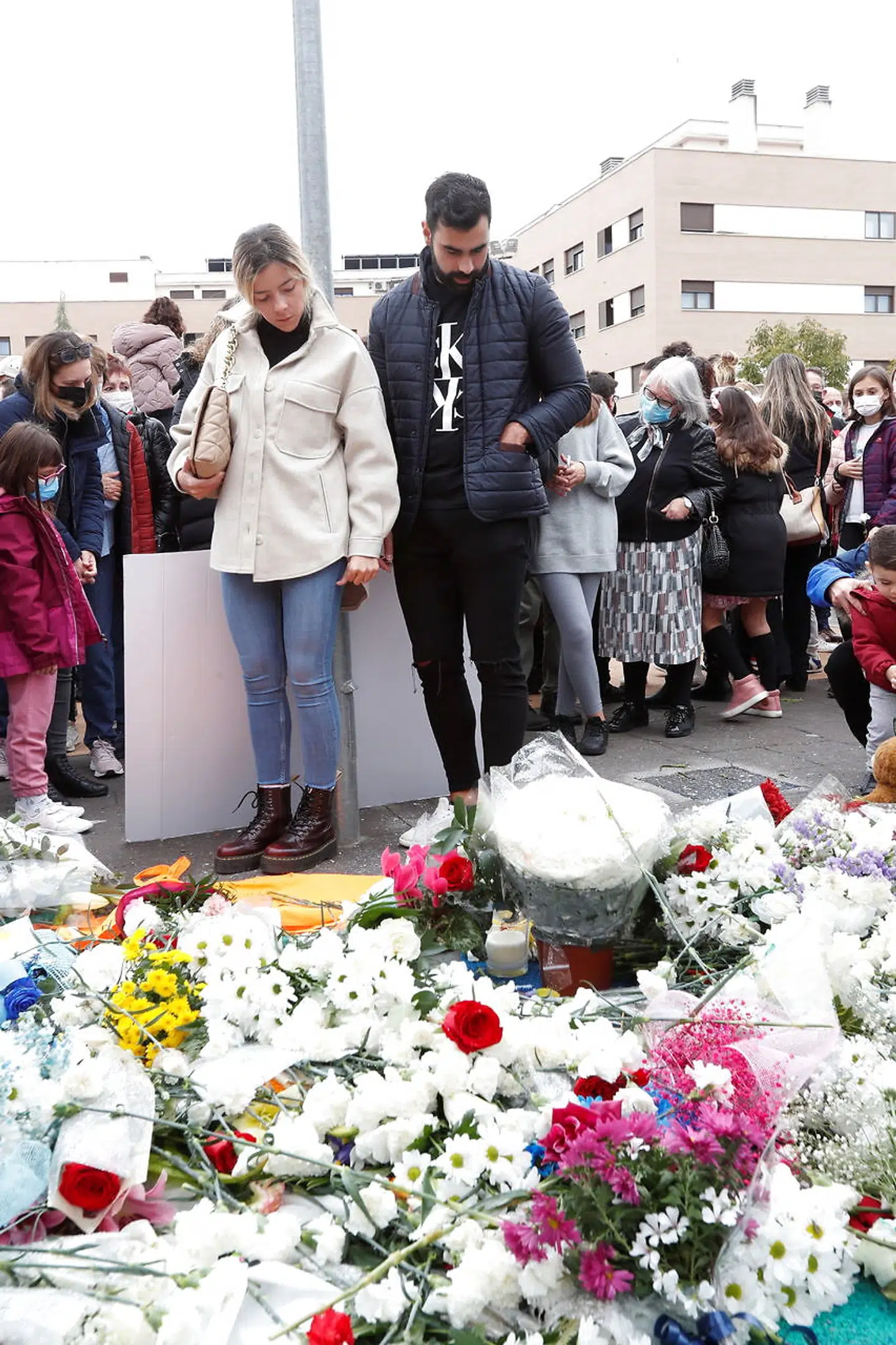 Sørgende spaniere lægger blomster til minde om lille Álex, der mistede livet den 28. oktober