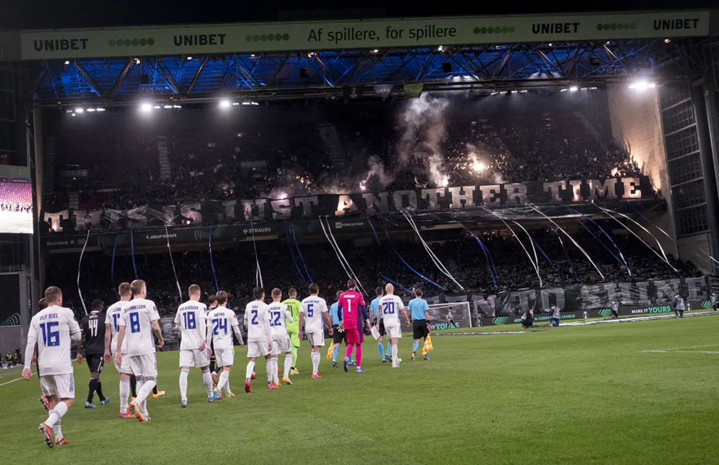 Den særlige stemning, der altid er på Europa Cup-aftener på de danske stadioner. Her i Parken, da FCK mødte PAOK i sidste måned