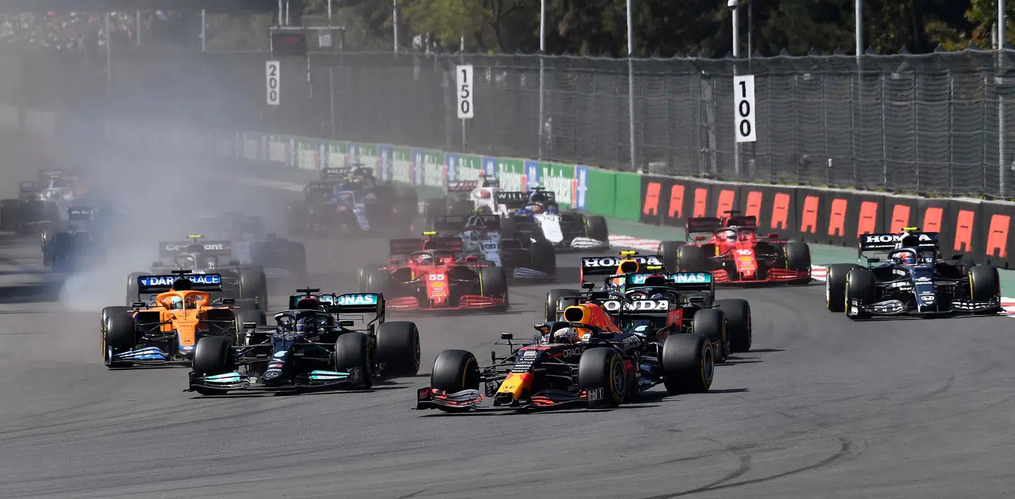 Max Verstappen tog føringen ind i første sving i Mexico Citys Grand Prix, og dominerede derfra resten af eftrermiddagen,