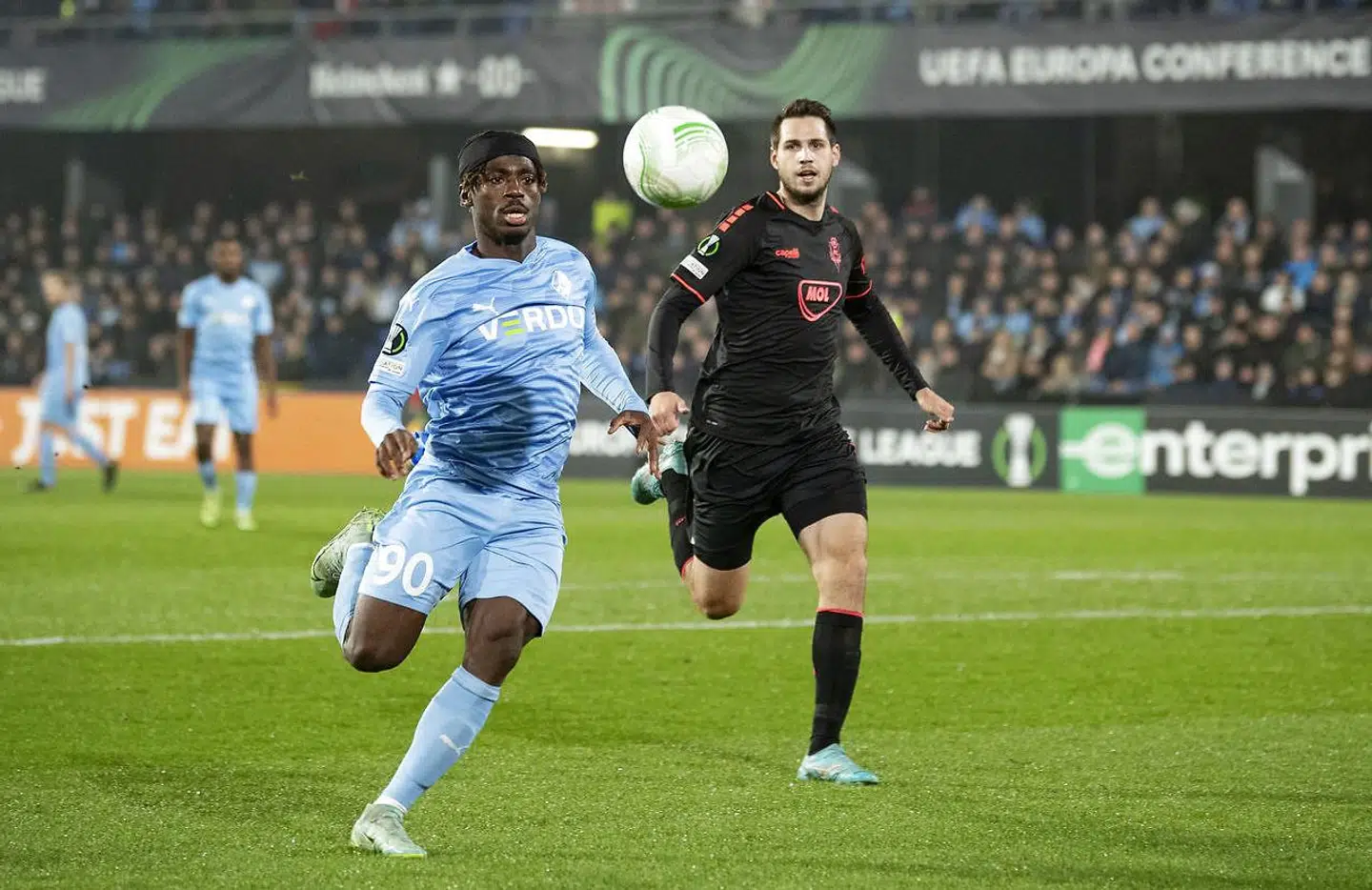 Randers FCs Stephen Odey i duel med FK Jablonec' Vojtech Kubista (th.)