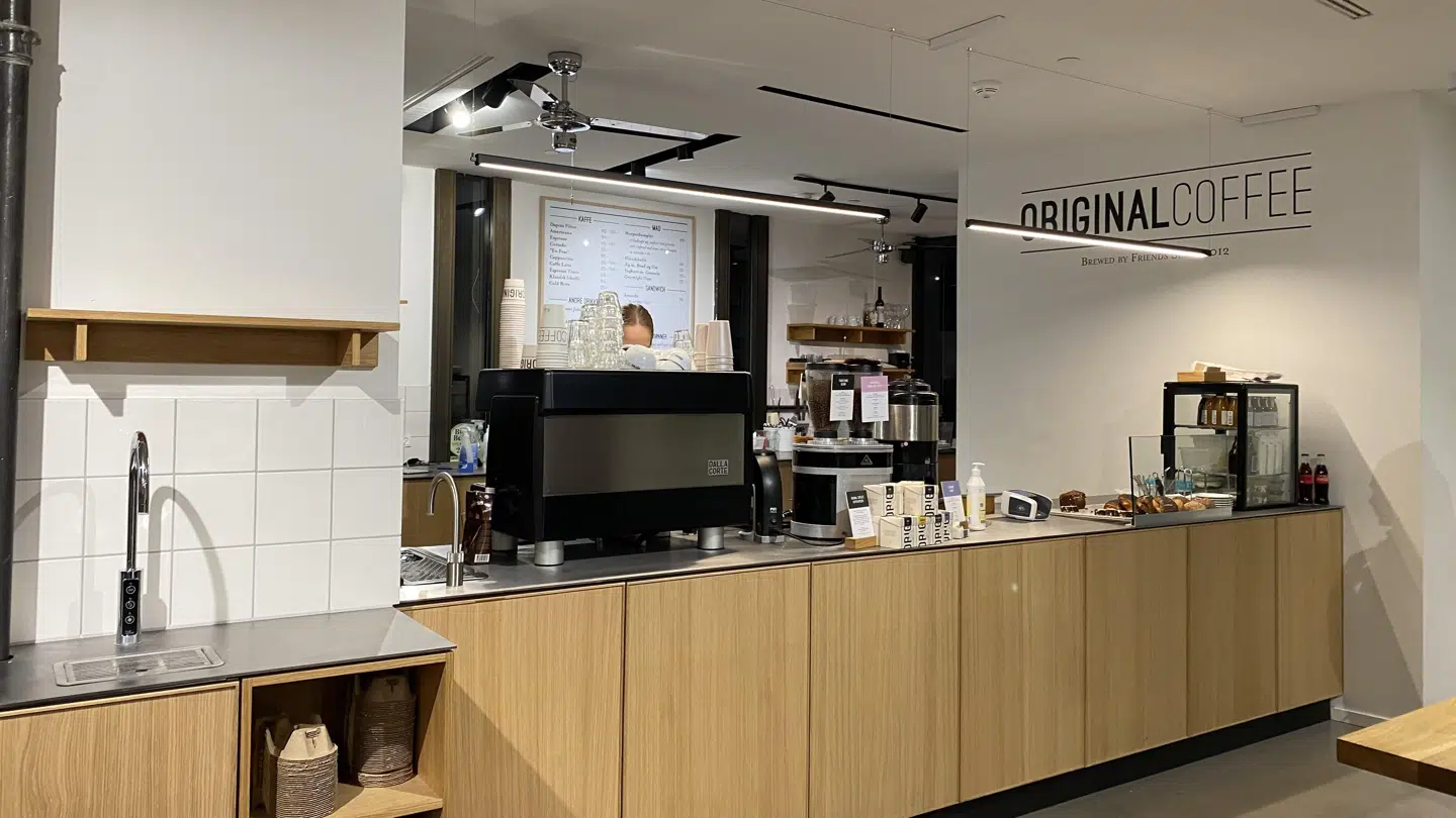 Der ser umiddelbart rent ud hos Original Coffee i stormagasinet Illum. Men det var et noget grumset syn, der mødte Fødevarestyrelsen under et kontrolbesøg hos kaffebaren den 18. oktober. Foto: B.T.