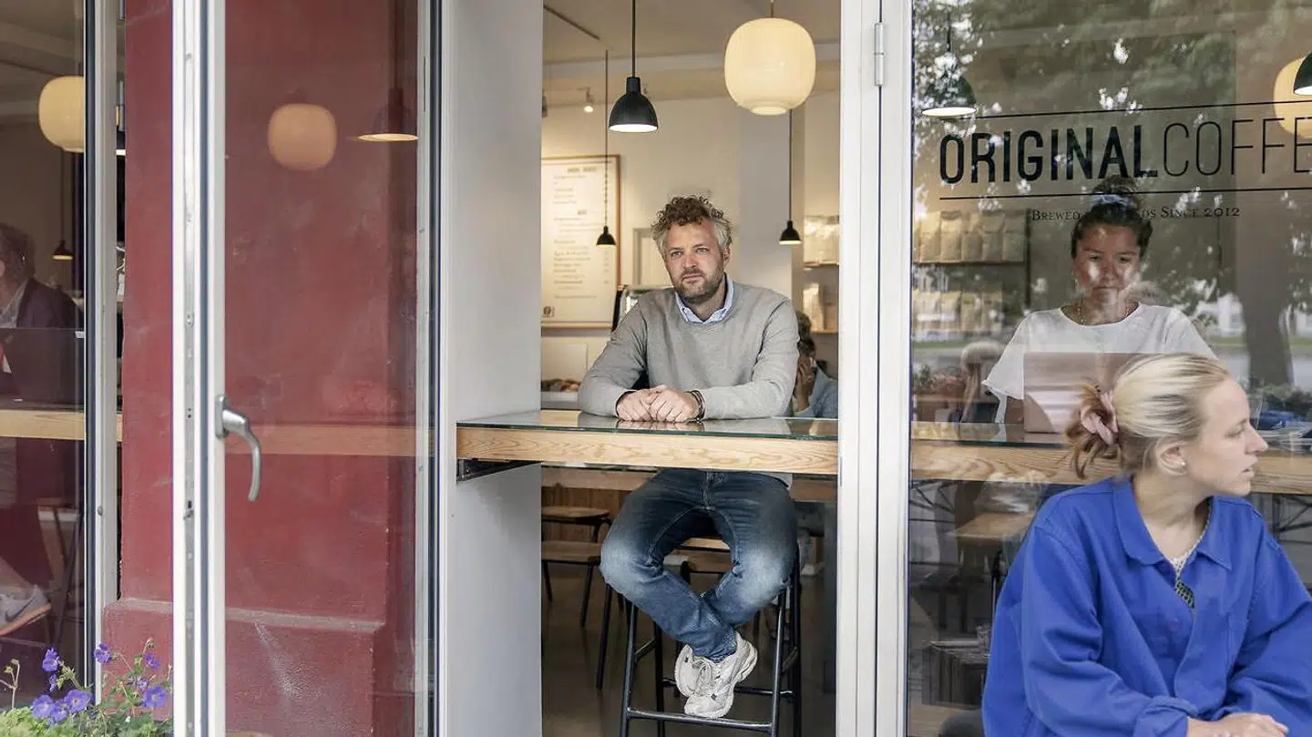 Jonas Skovsted, ejer af Original Coffee, fotograferet på kædens kaffebar ved Sortedam Dossering, hvor han stirrer stift ud i luften Måske der er god grund til det noget tomme blik.