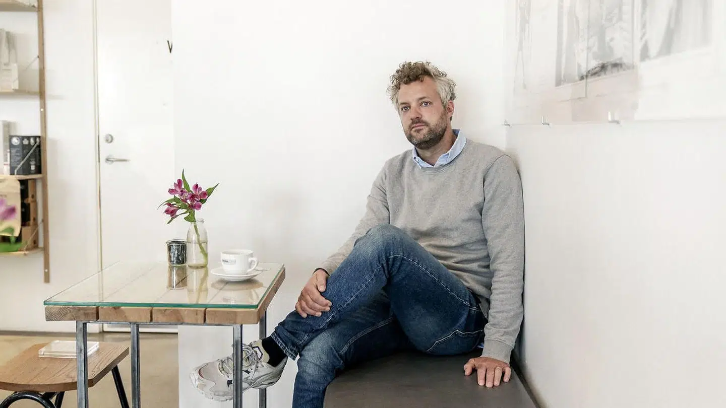 Jonas Skovsted er direktør og medejer af den københavnske kaffekæde Original Coffee, der har i alt 11 kaffebarer rundt om i byen. Kæden er flere gange blevet kåret af AOK for at have byens bedste kaffe. Men nu er der slået skår i glæden.