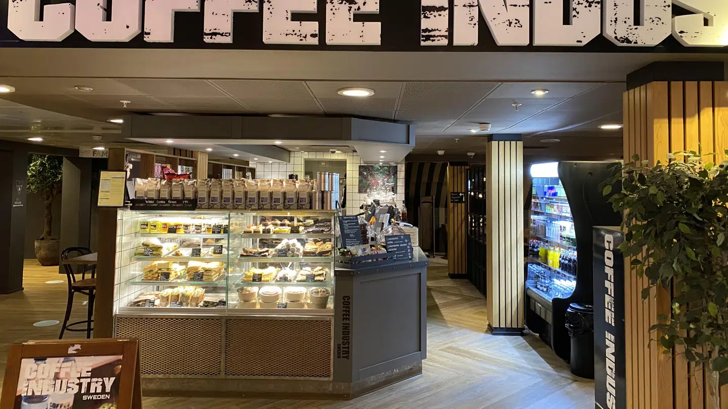 Det ser sort ud for Coffee Industry Sweden, som man finder på Magasins femte etage sammen med flere andre spisesteder. Kaffebaren er blevet politianmeldt af fødevaremyndighederne for gentagne lovovertrædelser. Foto: B.T.