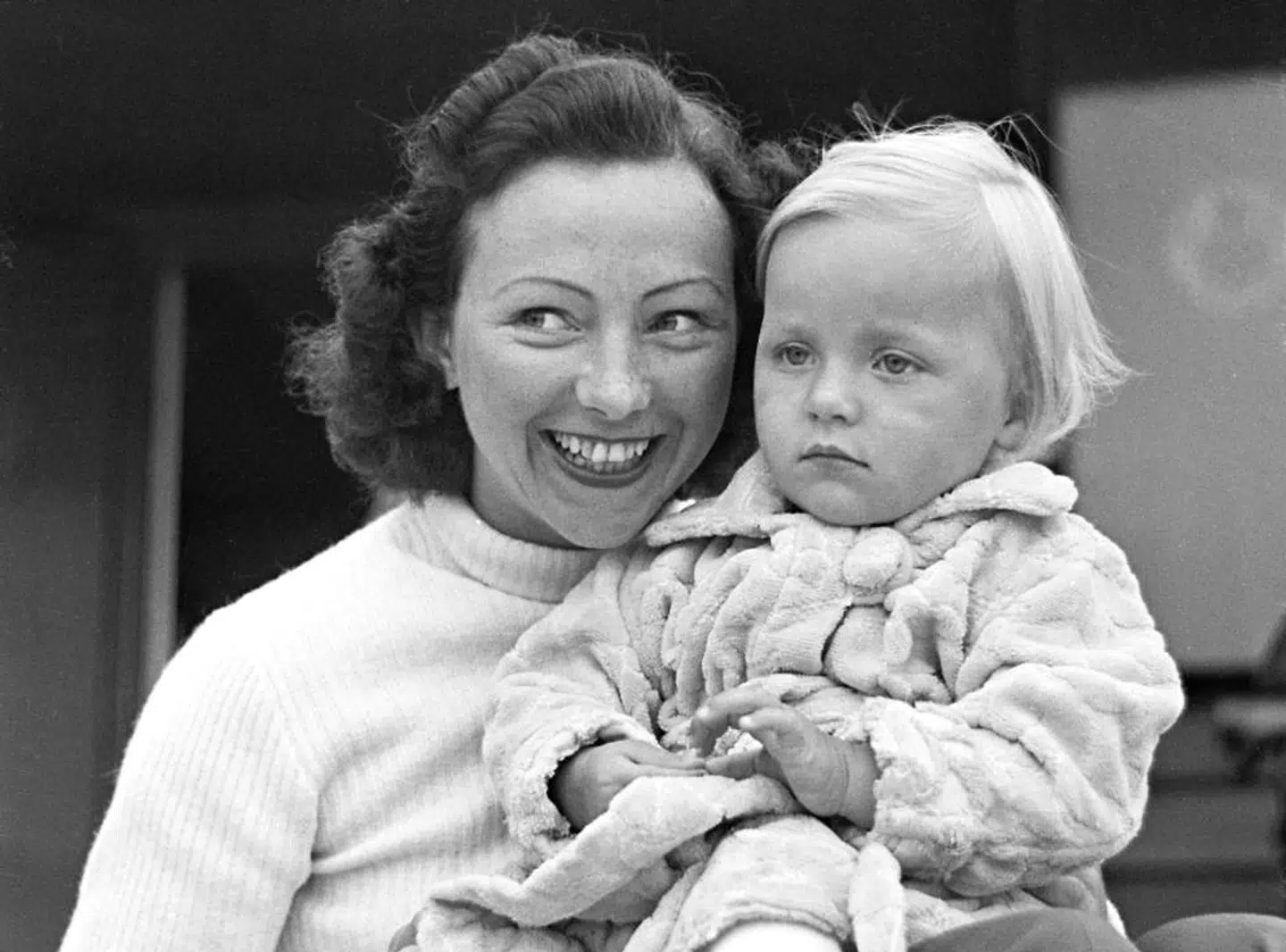 Marguerite Viby fotograferet i sit sommerhus med datteren Susse Wold.