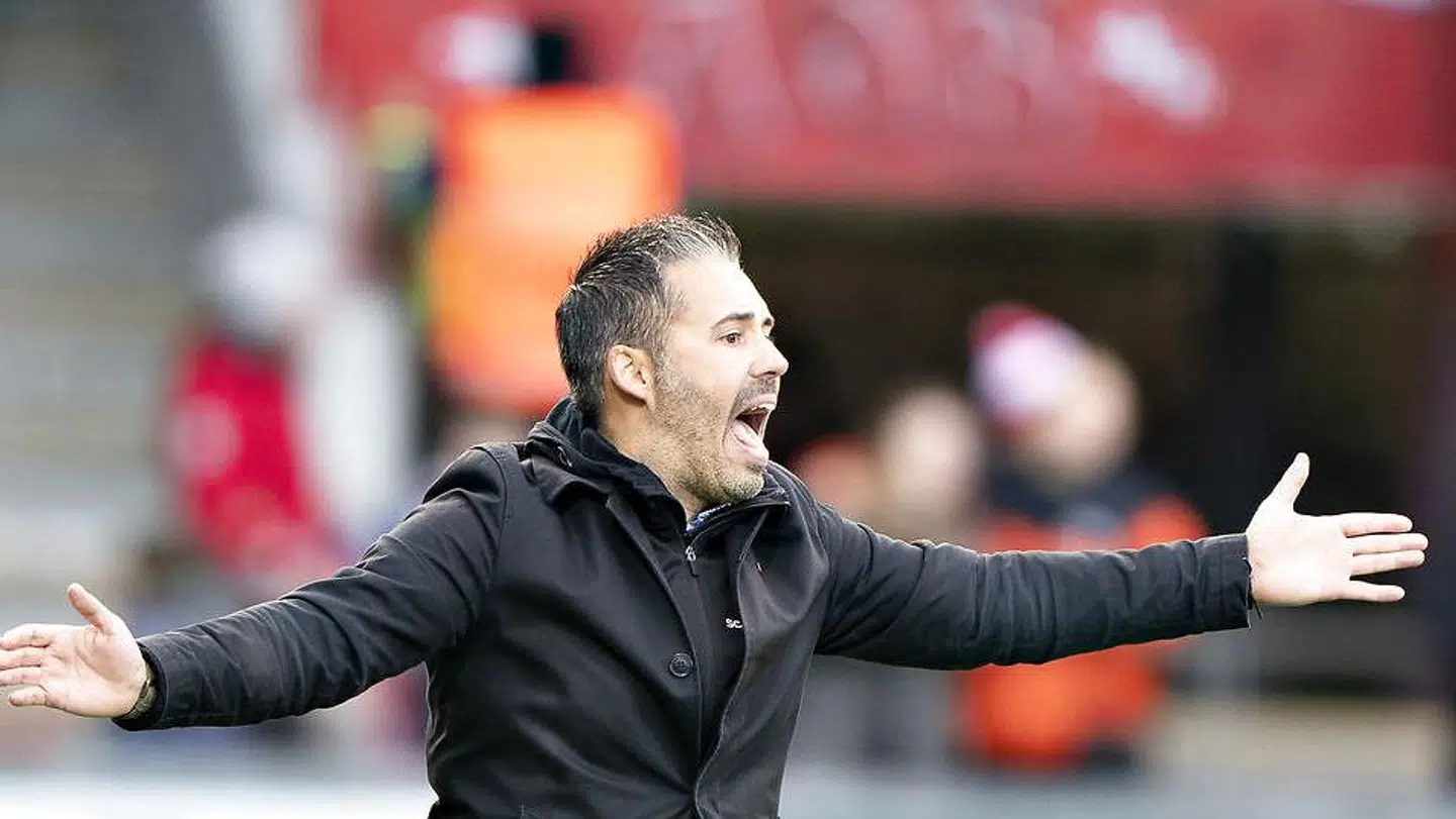 AaB's træner Marti Cifuentes slår ud med armene mod Randers FC. Kampen endte 1-1.
