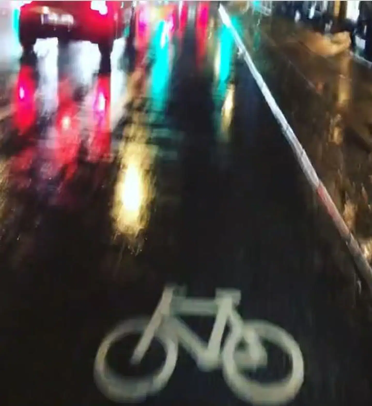 Klaus Bondam, direktør for Cyklistforbundet, erkender, at han brød loven, da han med håndholdt mobil filmede sin egen cykeltur hjem gennem byen natten til søndag efter et festlig aften.