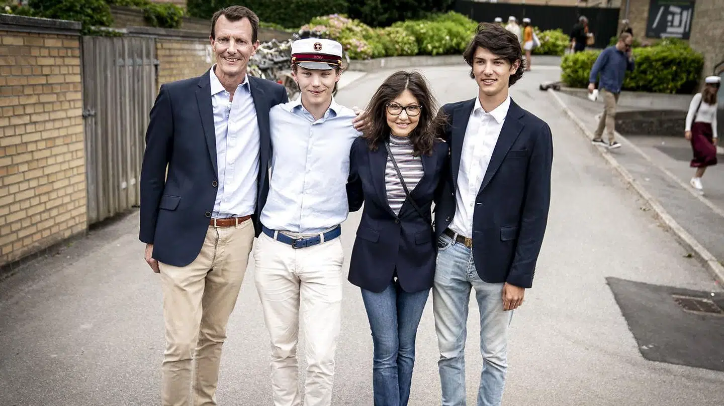Prins Felix sammen med prins Joachim, grevinde Alexandra og prins Nikolai efter at han er blevet student fra Gammel Hellerup Gymnasium, onsdag den 23. juni 2021.. (Foto: Mads Claus Rasmussen/Ritzau Scanpix)