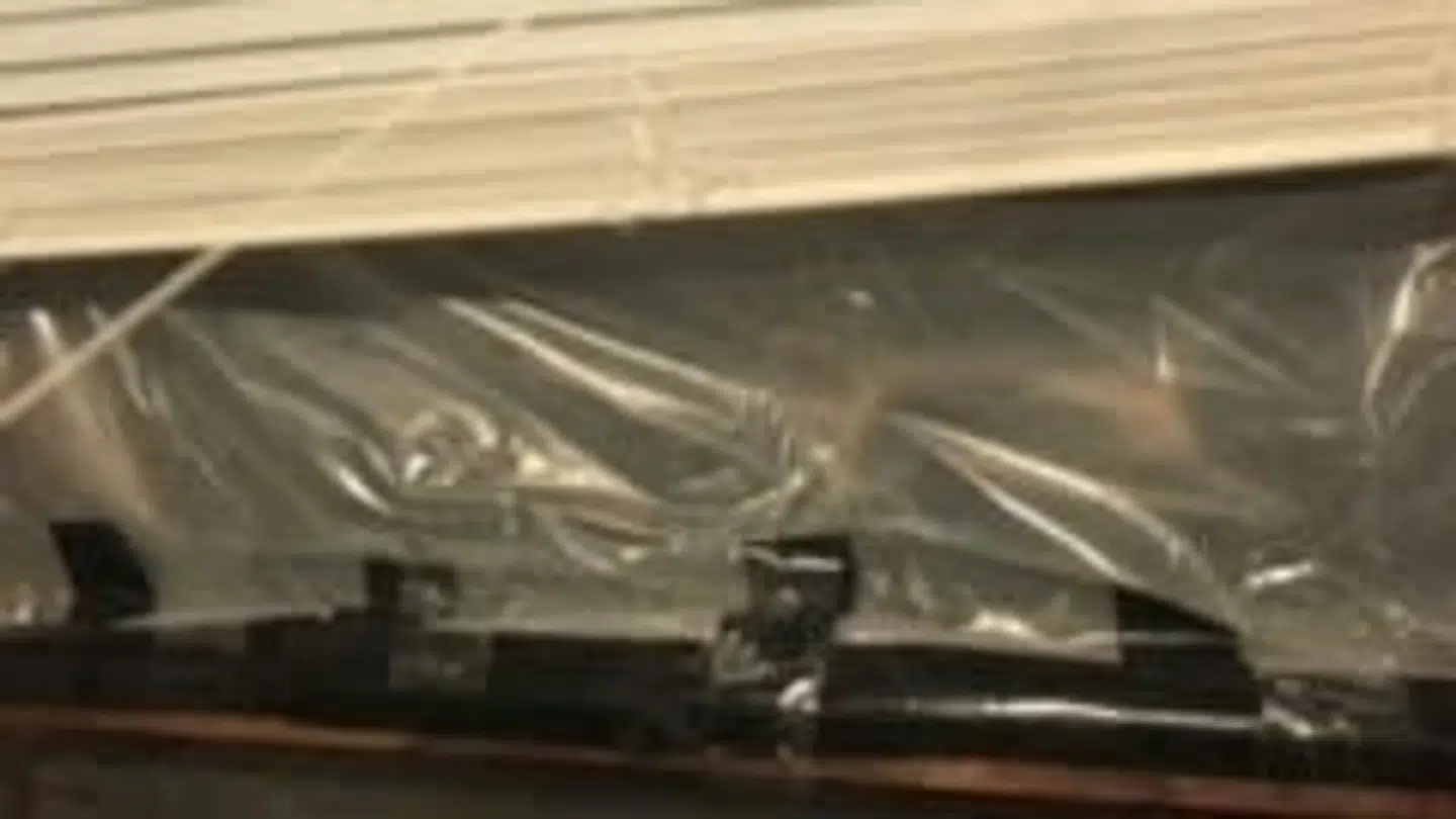 Flere steder var der bare plastik foran vinduerne.