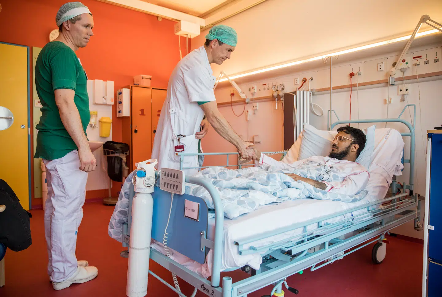 To læger (Hans Gottlieb og Andreas Ibrahim Jørgensen) gik ned på Peters stue for at trøste ham, efter han lige havde fået besked om, at operationen for amputationen yderligere måtte blive udskudt. Foto: Nikolai Linares