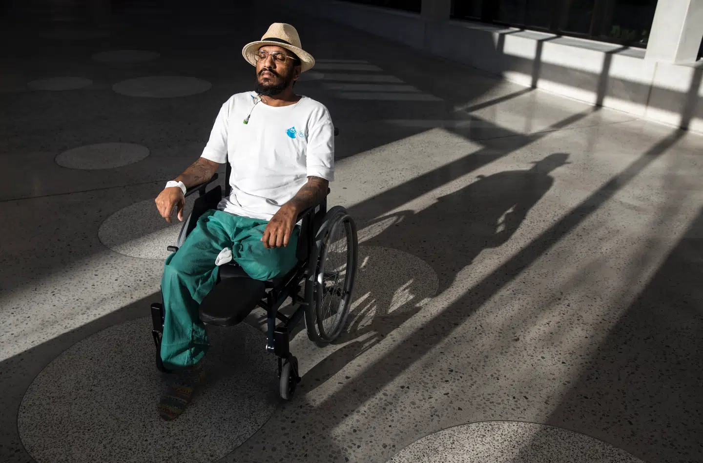 Peter var lige blevet opereret og havde fået amputeret sit ben. Hans vægt var blevet blevet lettere, humøret tungere og tanken om et manglende ben var så småt ved at falde på plads. Foto: Nikolai Linares