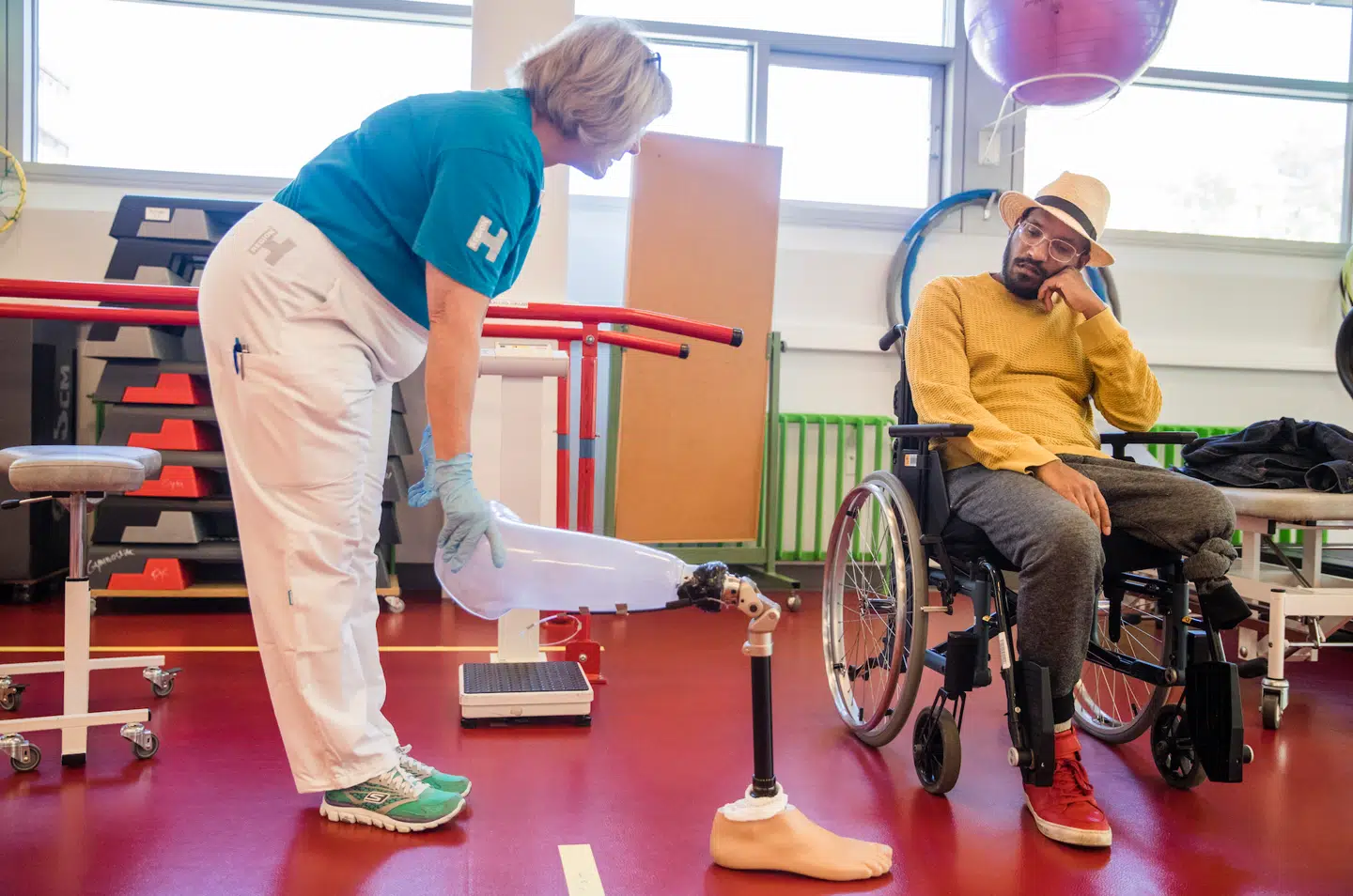 Peter blev introduceret til flere forskellige proteser. Den første vakte ikke stor glæde, men senere fik Peter en mekanisk protese. Foto: Nikolai Linares