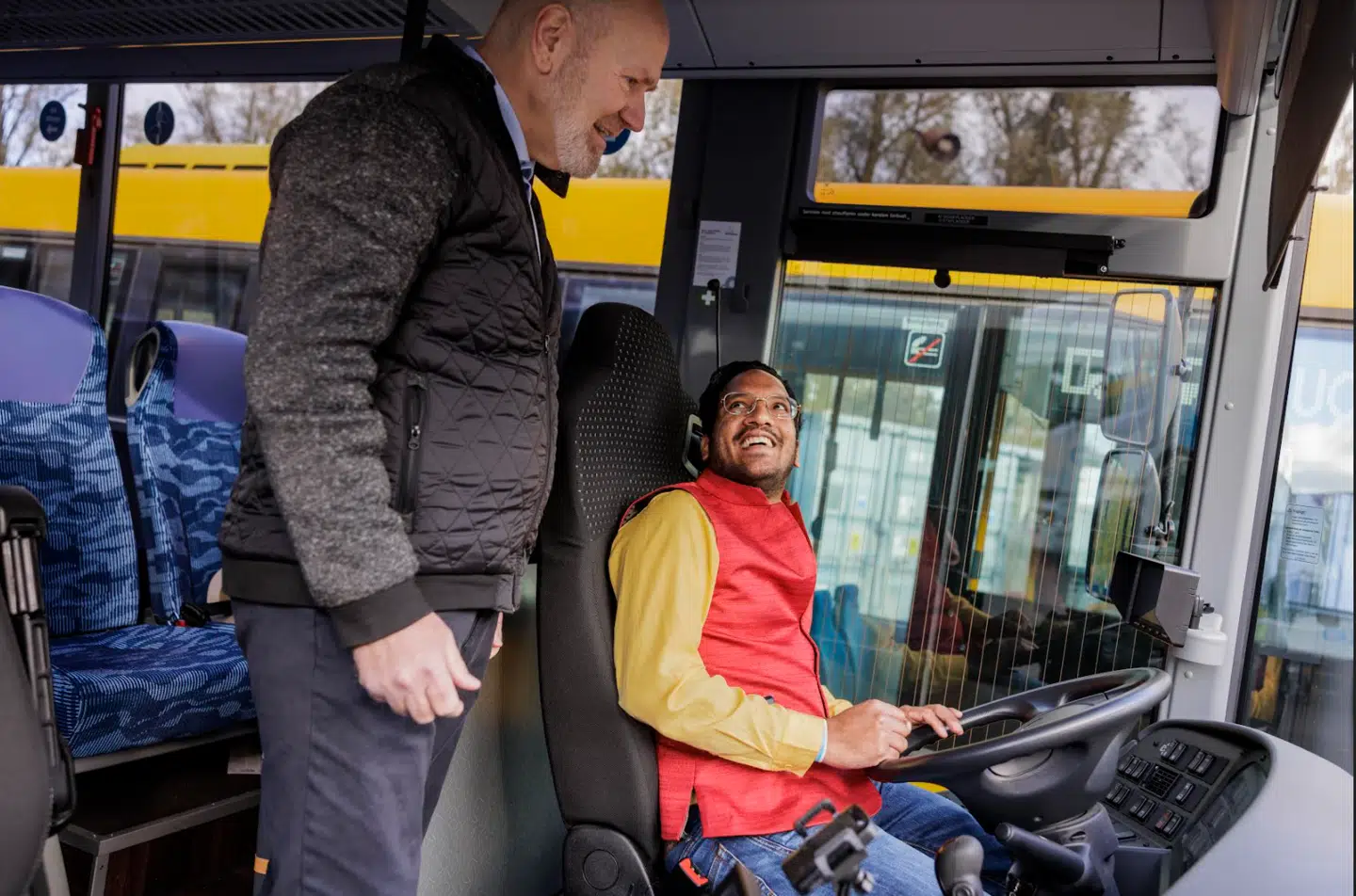 Peter modtager undervisning i bussens teori af uddannelseskonsulent John Oksquist. Hvis alt går godt, har han sit buskørekort om to uger. Foto: Nikolai Linares