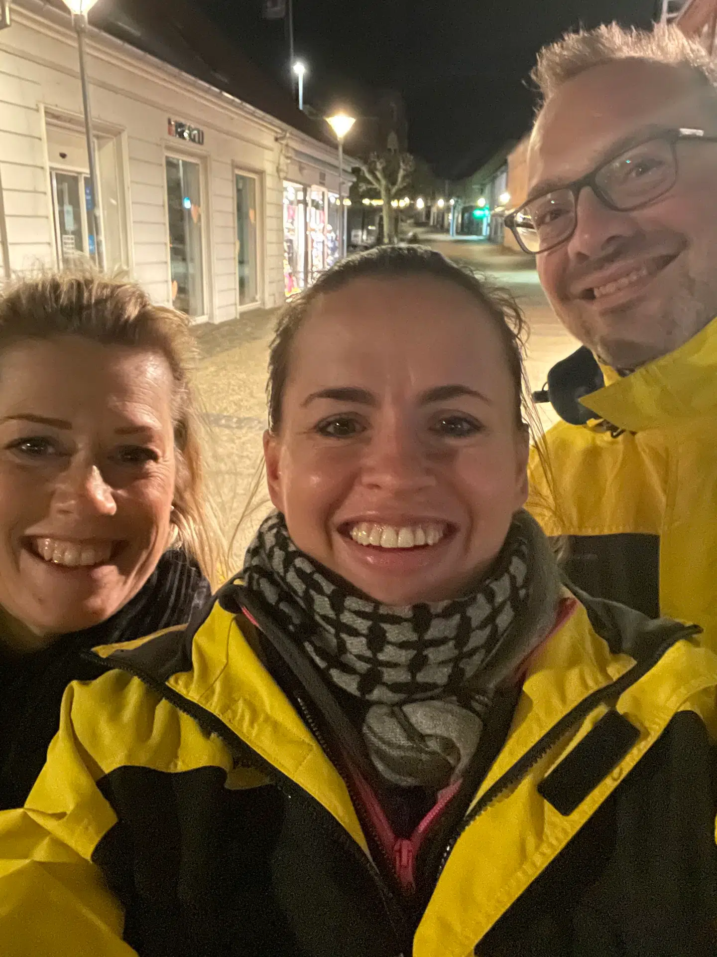 Trine Leth Sørensen og to andre frivillige, Dorthe Lang (tv) og Jesper Helbo Vinther (th), havde fredag aften første vagt i Natteravnene i Hobro. Foto: Trine Leth Sørensen