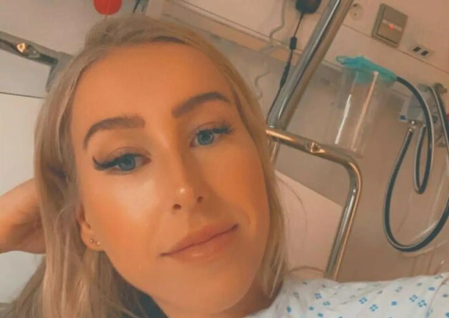 Her ses Aurora Draugedal i hospitalssengen