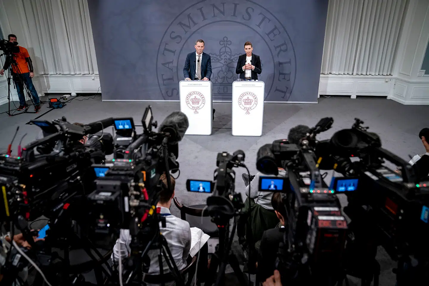 Statsminister Mette Frederiksen og justitsminister Nick Hækkerup holder pressemøde, hvor der besvares spørgsmål rejst i relation til smser i minksagen.