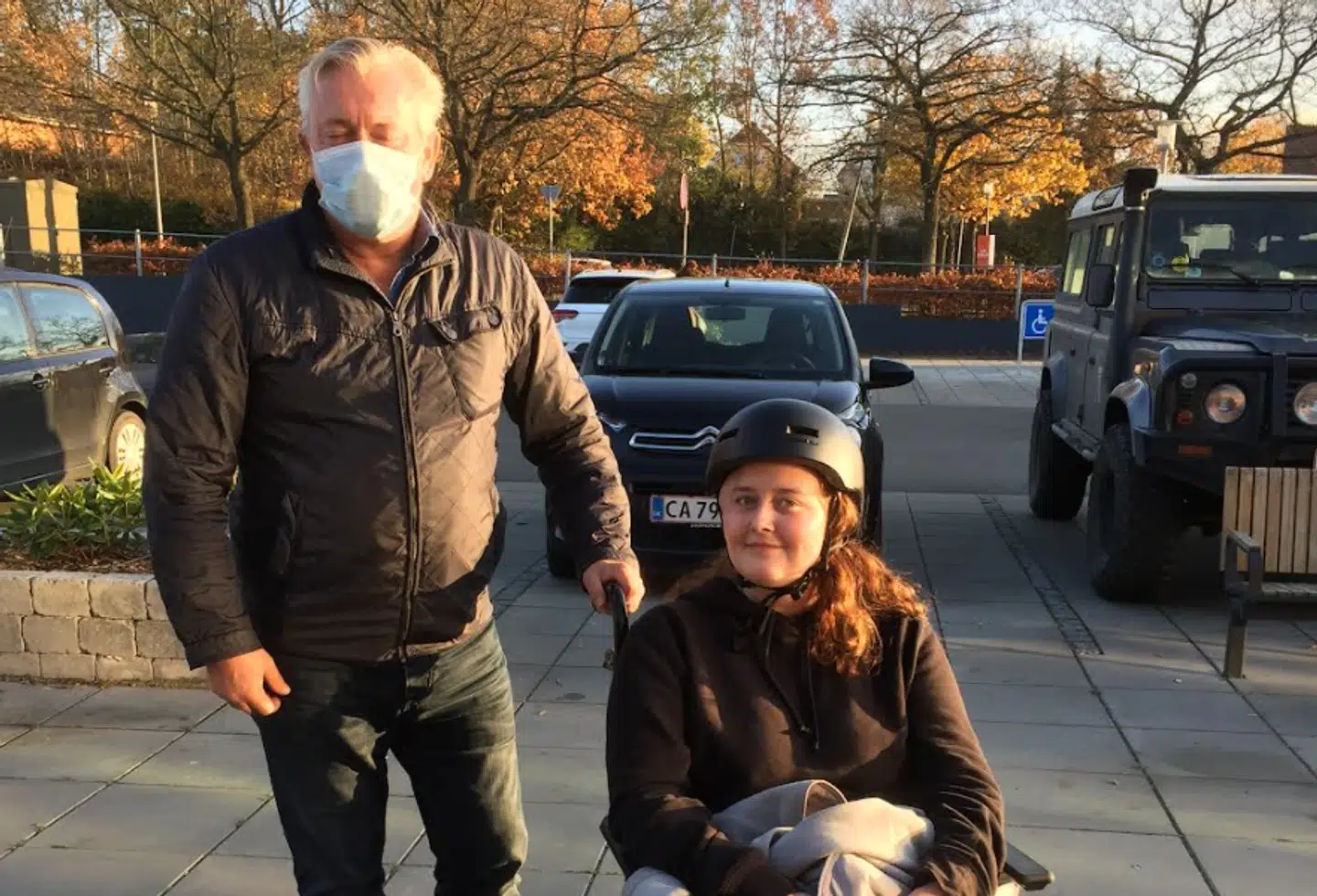 Julie sammen med sin far.