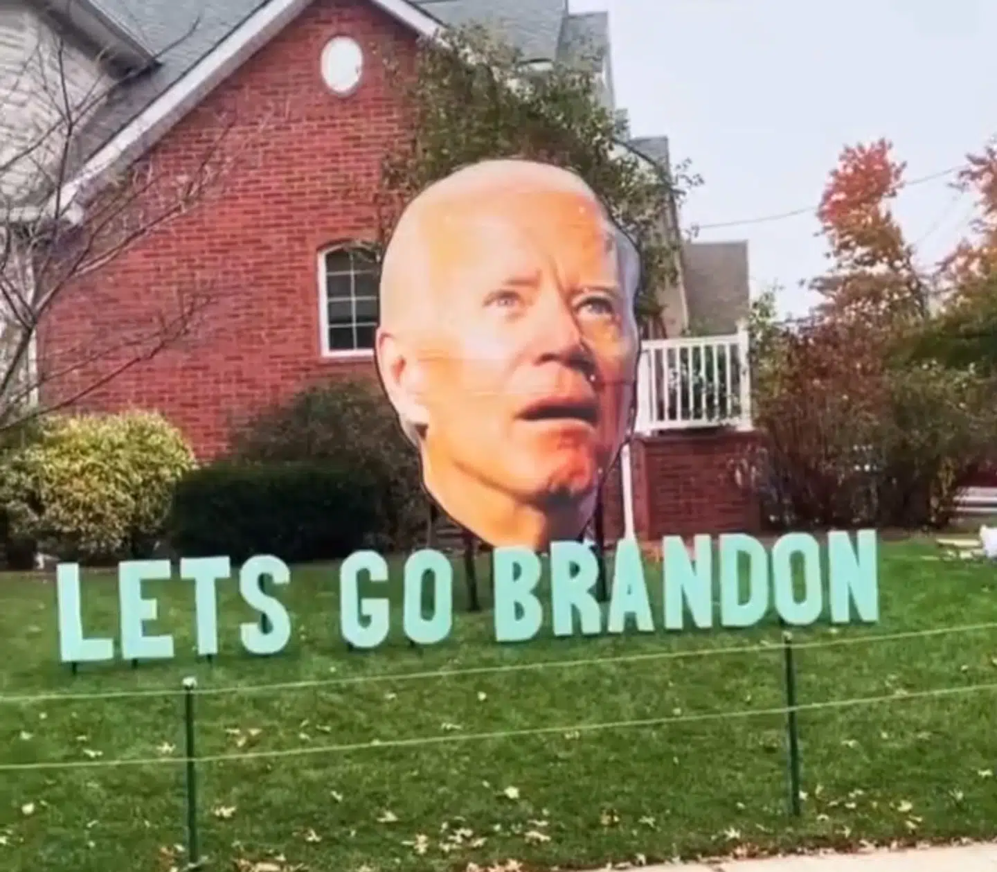 I forbindelse med Halloween har en person valgt at lave et 'Let's go Brandon'-skilt i sin forhave.