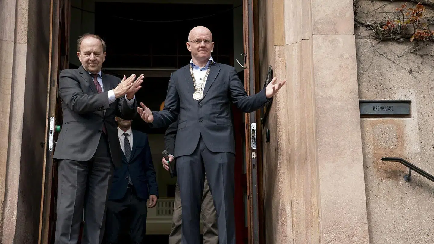 Da bykongen, den konservative Hans Toft, efter 27 år gik af som borgmester i Gentofte, overtog partifællen Michael Fenger (th.) borgmesterkæden.