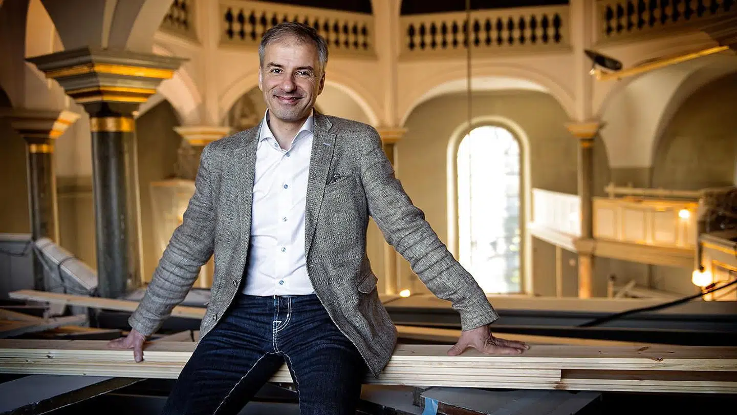 Den 57-årige præst ved Frederiksberg Kirke er kendt i den brede befolkning som en af eksperterne i DR's populære realityprogram 'Gift ved første blik', hvor han gennem flere sæsoner har hjulpet par med at finde kærligheden.