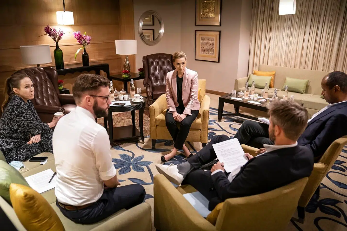 Statsminister Mette Frederiksen bliver som afslutning på sit officielle besøg i New Delhi i Indien interviewet til CNN, og forbereder sig til interview sammen med blandt andre departementchef Barbara Bertelsen og stabschef Martin Justesen på hotel ITC i New Delhi, mandag den 11. oktober 2021. Statsministeren har besøgt Indien fra den 8.-12 oktober 2021.. (Foto: Mads Claus Rasmussen/Ritzau Scanpix)