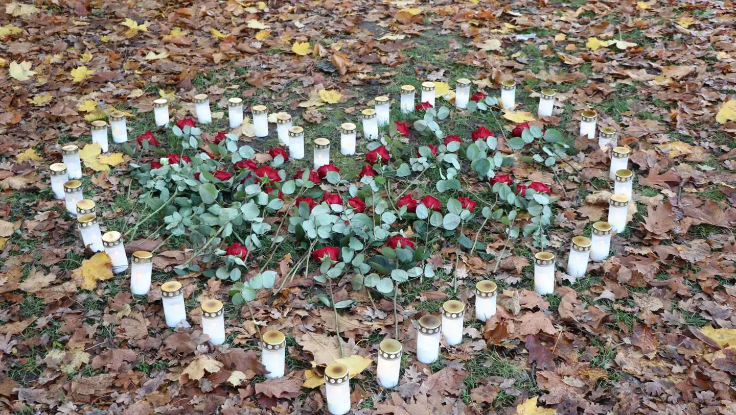 Mange har været forbi gerningsstedet og lægge blomster på det 18-årige offers mindested. Foto: Øxenholt foto