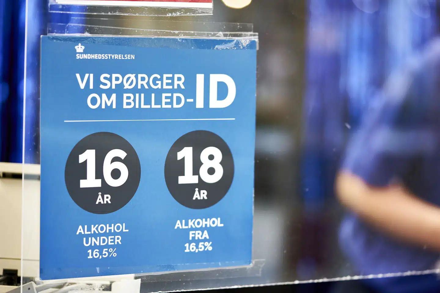 Et flertal af vælgerne vil hæve aldersgrænsen for køb af alkohol, der er under 16,5 procent, til 18 år. Det viser en repræsentativ undersøgelse, som Epinion har foretaget for Kræftens Bekæmpelse. (Arkivfoto). Signe Goldmann/Ritzau Scanpix