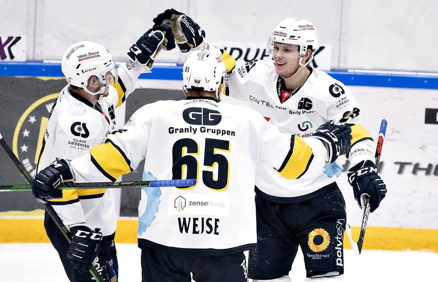 David Madsen, til højre, har scoret i sidste sæsons semifinale mod Aalborg Pirates og tiljubles af holdkammerater fra Esbjerg Energy.