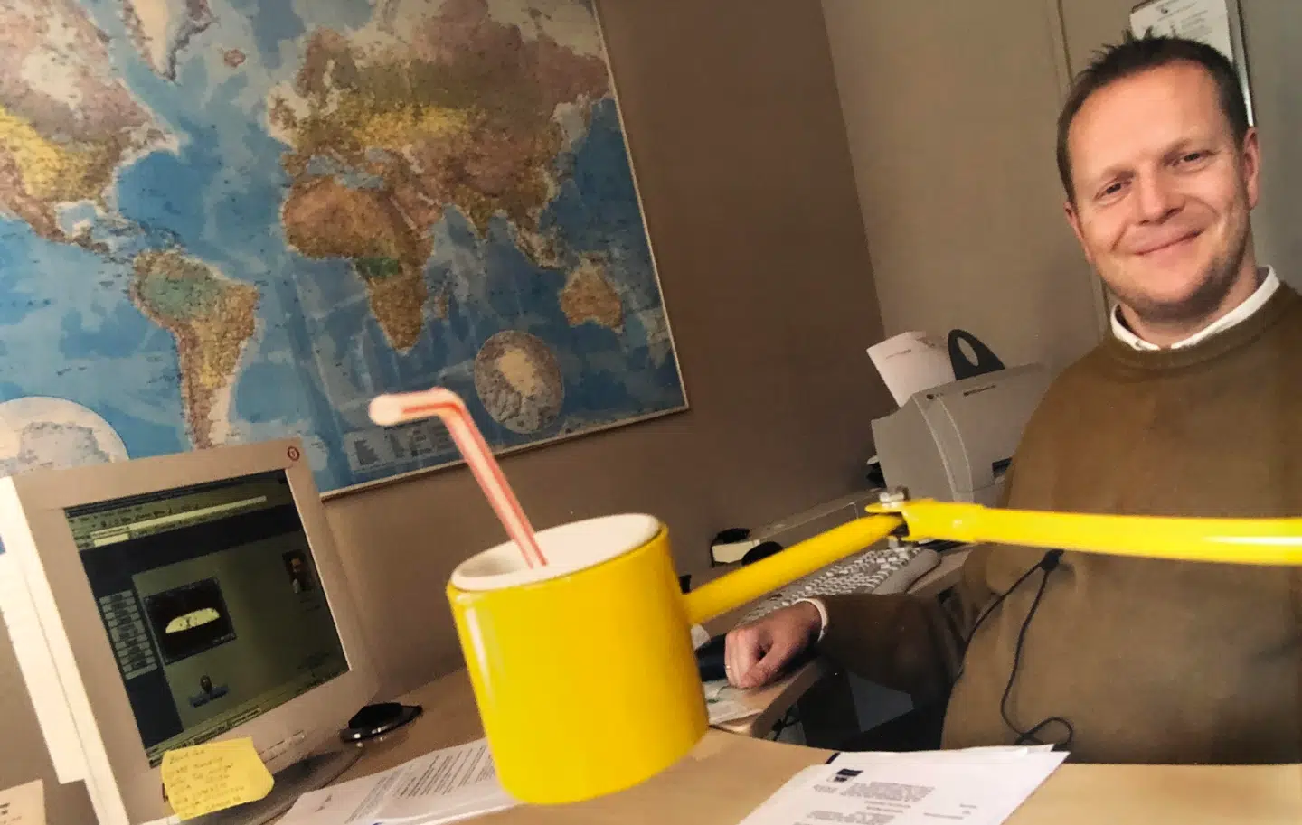 Bjarne Madsen blev i 1982 lammet efter en tragisk ulykke i en ishockeykamp. Fra sin kørestol driver han i dag en succesrig agentvirksomhed og har de fleste danske landsholdsspillere som sine klienter.