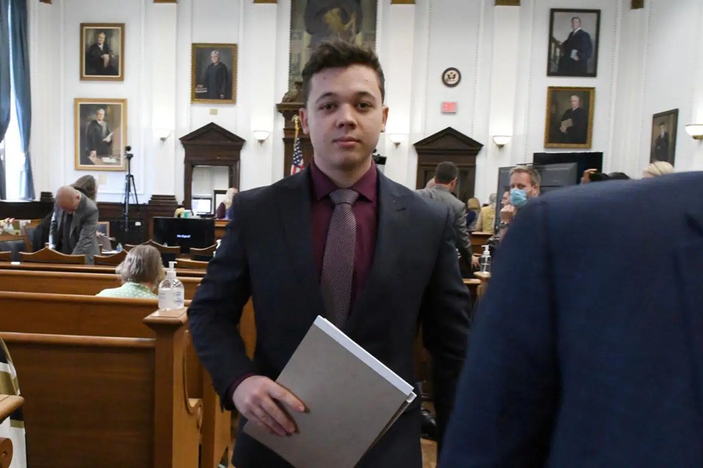 Kyle Rittenhouse på vej ud under en pause i retten mandag.