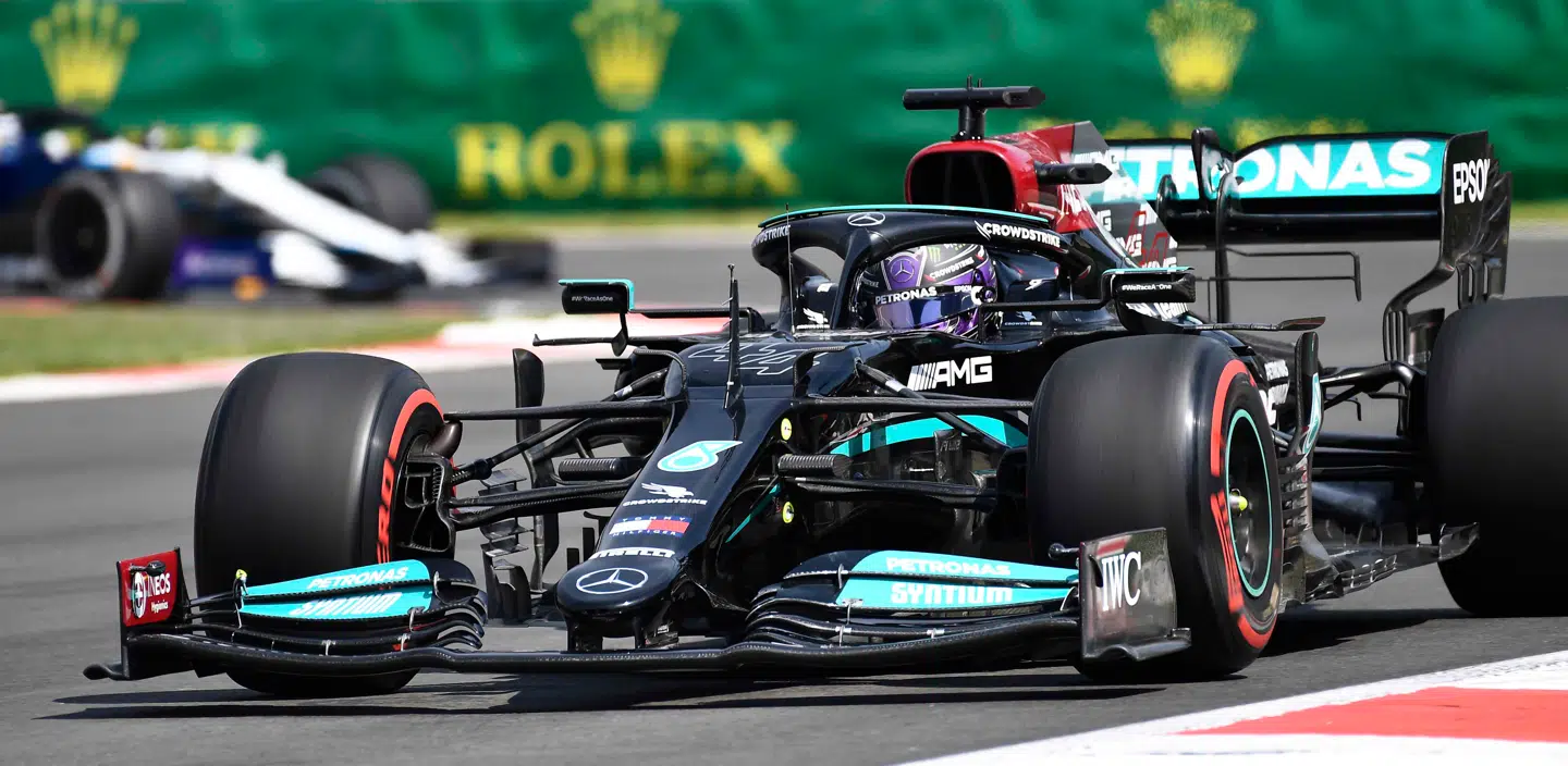 Lewis Hamilton fik en reprimande for at køre af banen under den første træning i Mexico City.