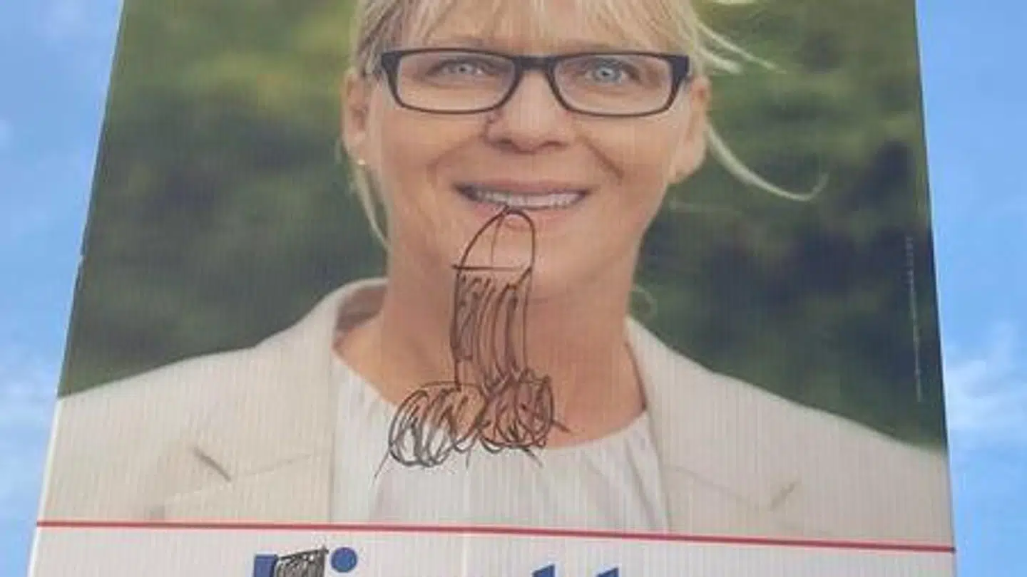 En af Lizette Lilleskov Laugesens valgplakater, der er blevet udsat for hærværk.
